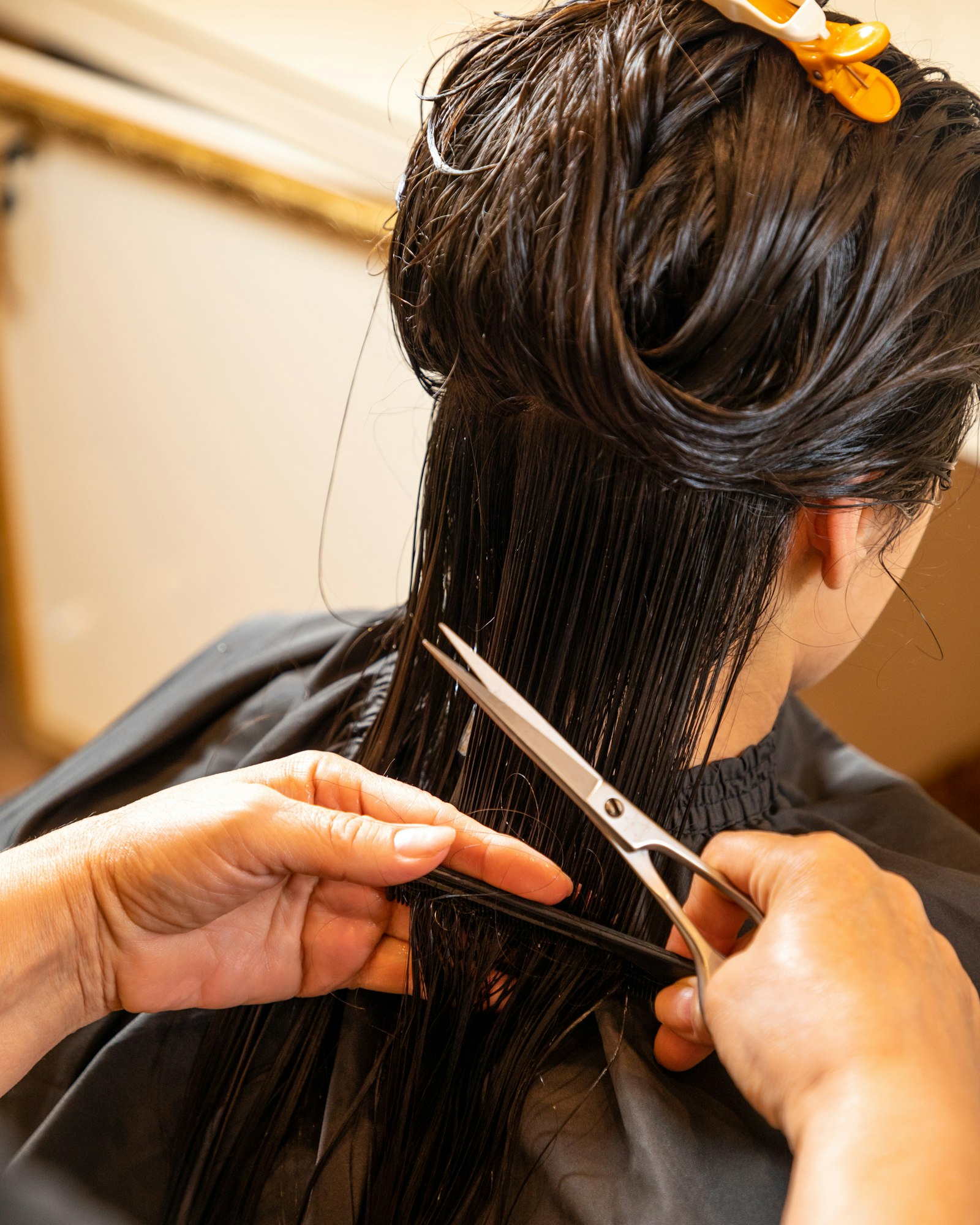 Sorgfältiger Haarschnitt in der Angelas Hairlounge